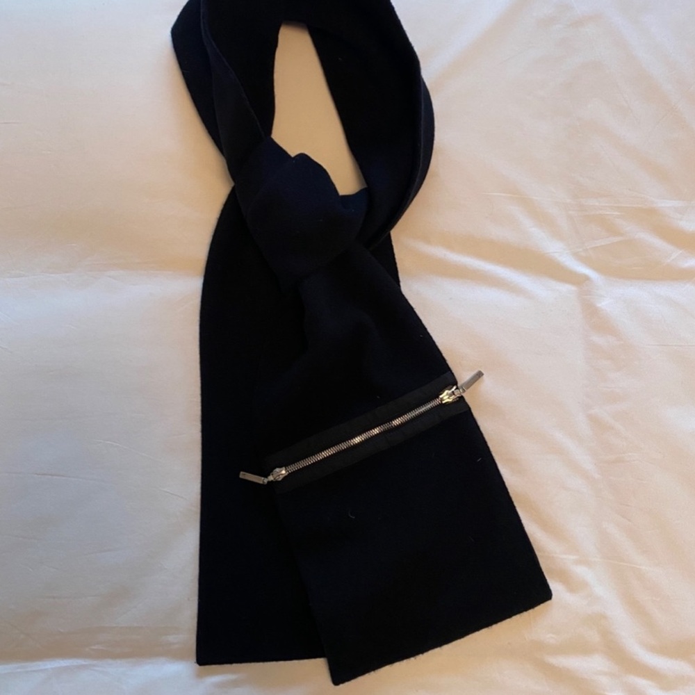 Louis Vuitton cashmere zipper scarf